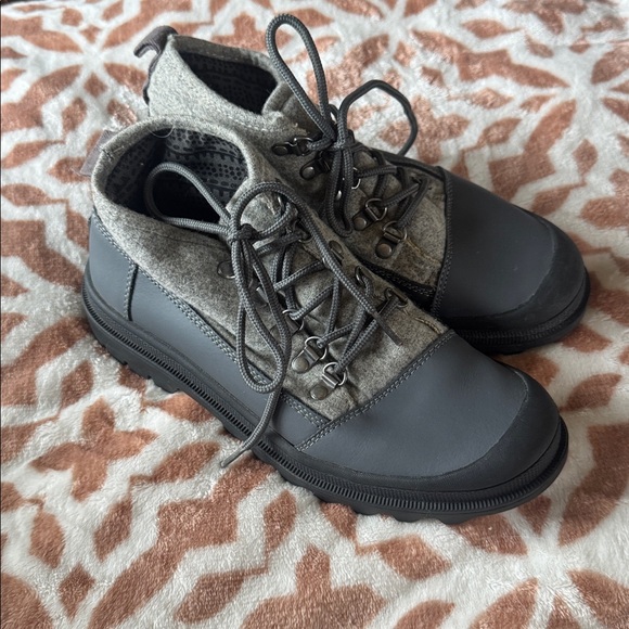 Like New Toms Cordova Waterproof Boot in Castlerock Gray Wool and Black Leather - Picture 1 of 7